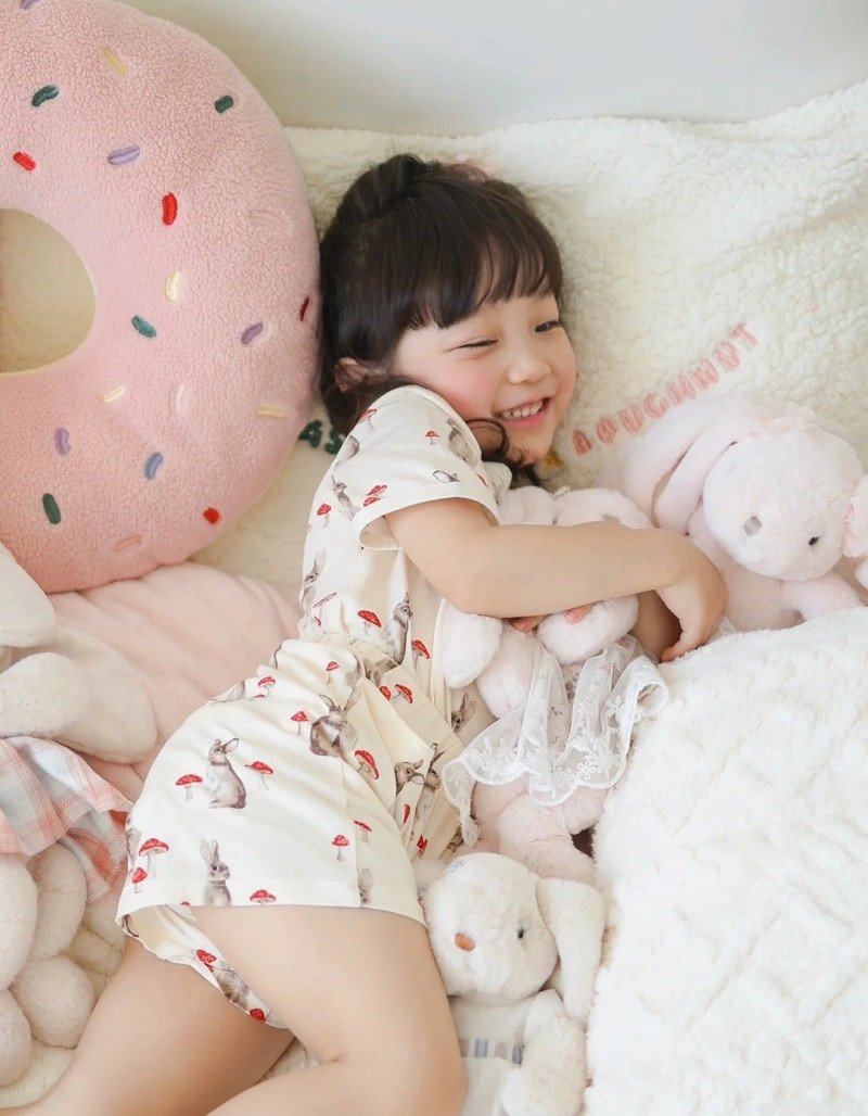 Bộ 125+ ảnh bé gái xinh xắn với thần thái hồn nhiên