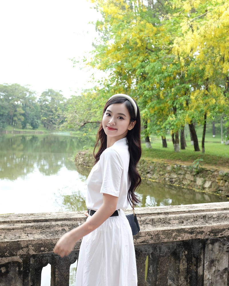 99+ Ảnh gái xinh mặc váy đẹp, duyên dáng &amp; quyến rũ