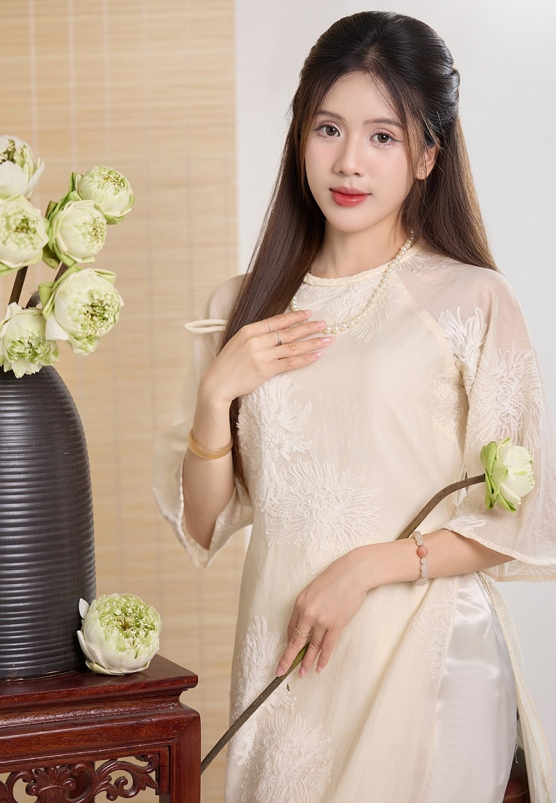 [999+] Mẫu ảnh gái xinh mặc áo dài tết cực xinh cho chị em