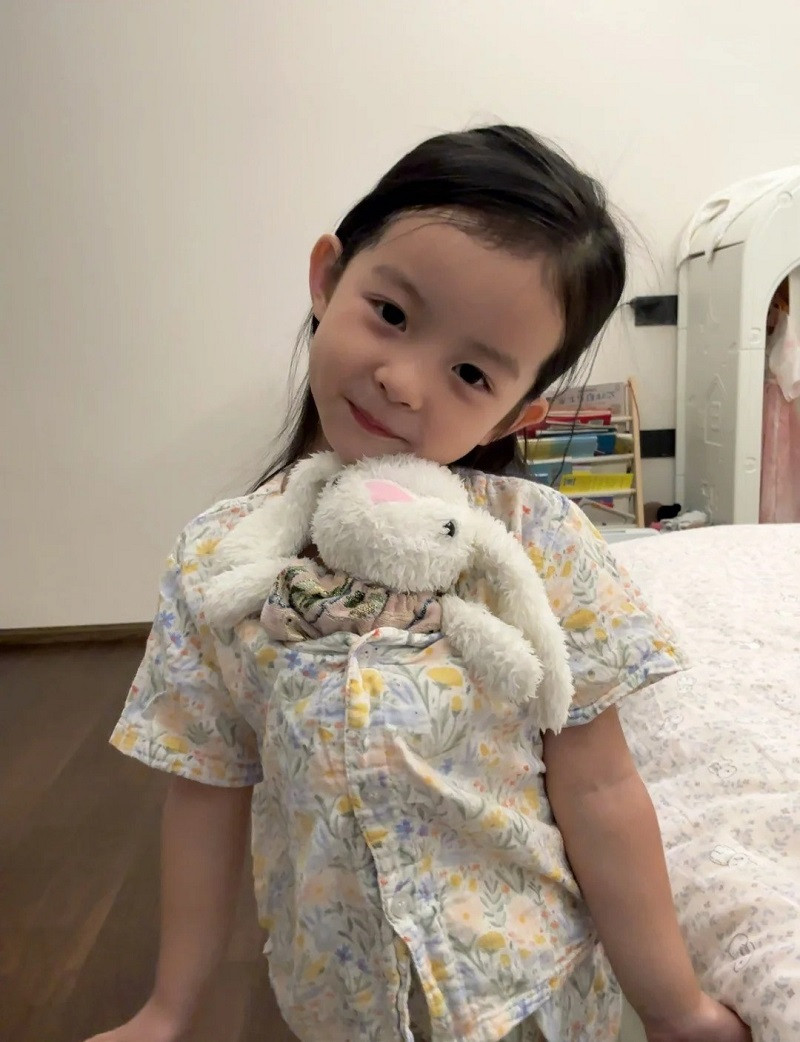 bé gái xinh xắn