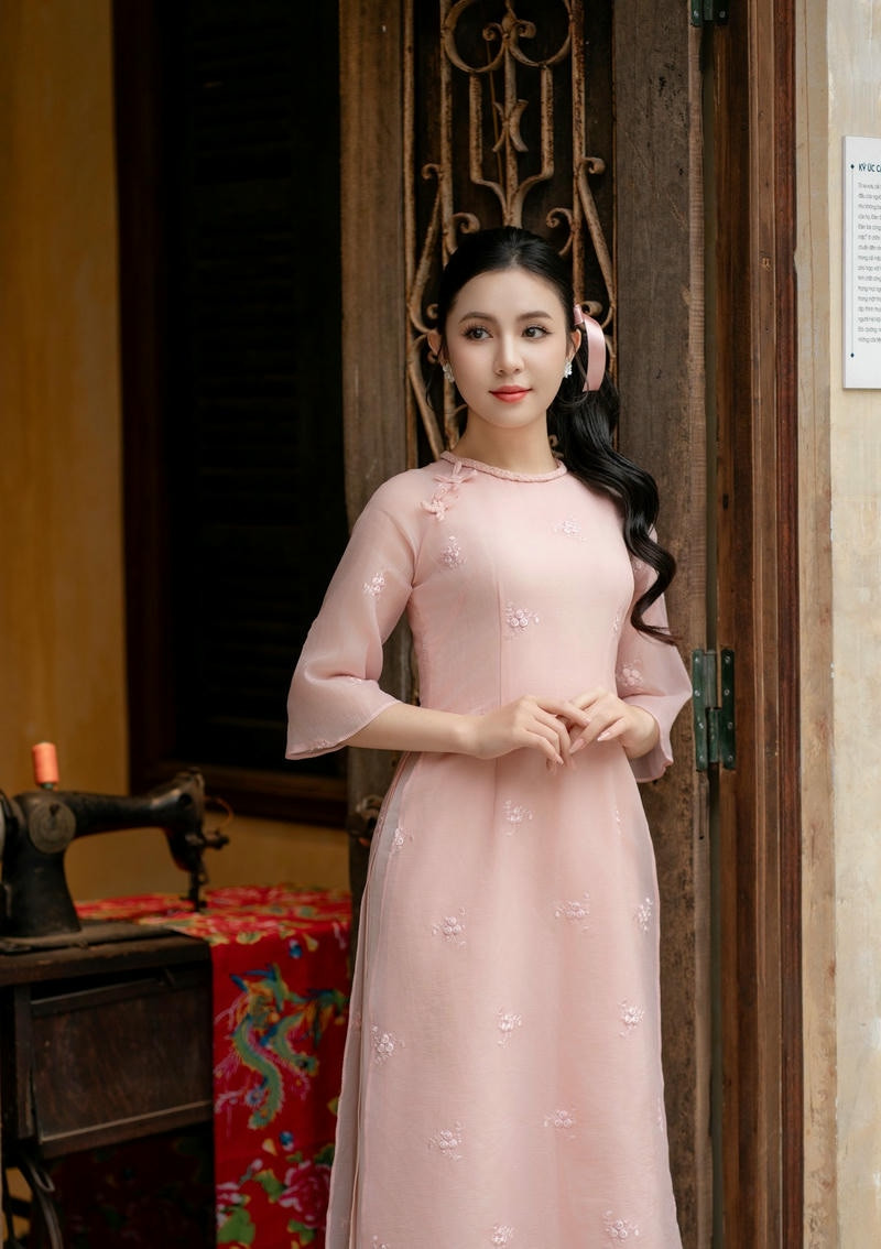 Cô gái đẹp trong trang phục áo dài truyền thống