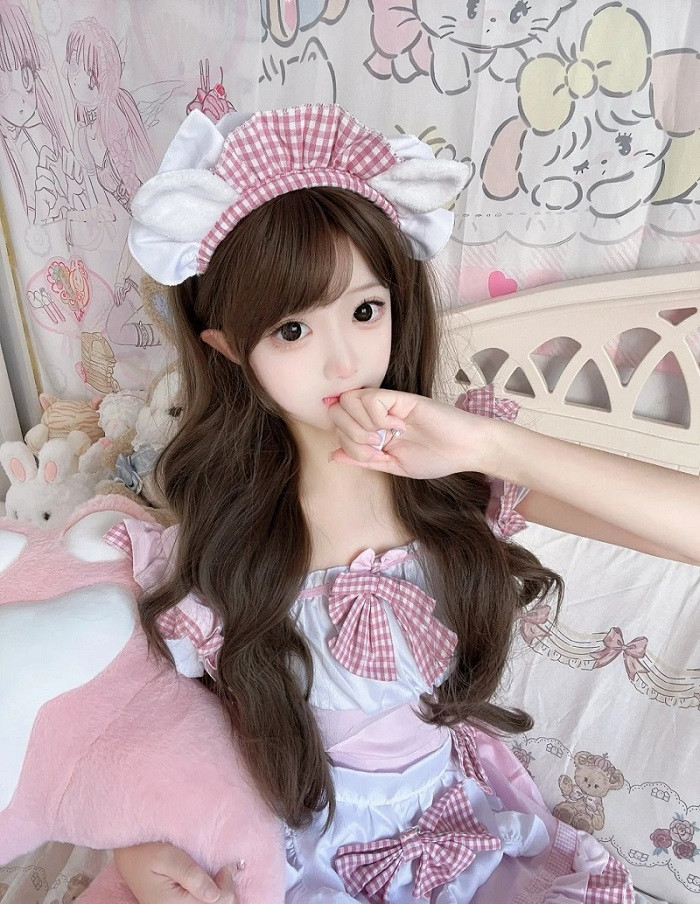 Gái cute che mặt