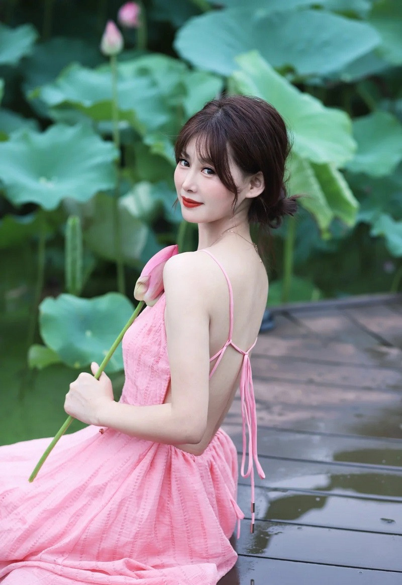 Tuyển tập 1000+ mẫu ảnh gái xinh đầm sen đẹp nhất cho chị em
