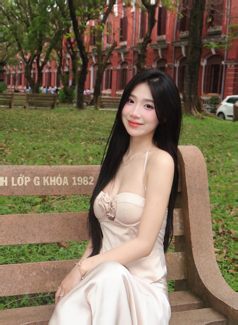 gái đẹp mặc váy ngắn