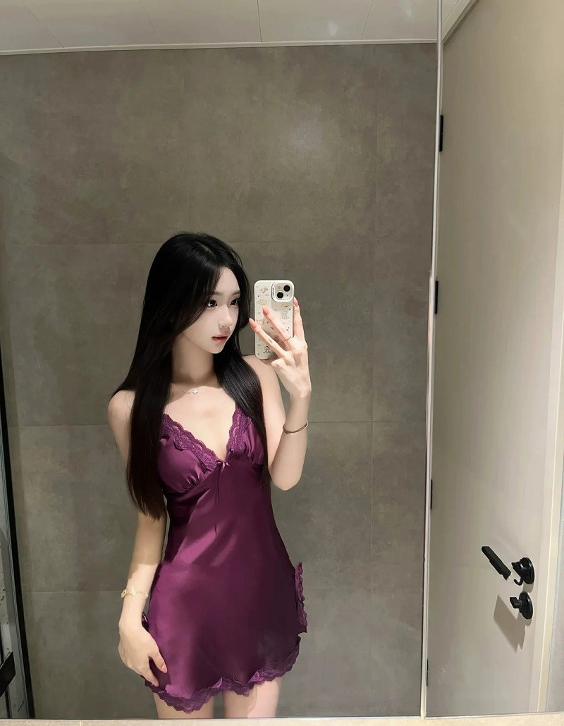 Gái mặc váy ngủ ngắn xinh đẹp
