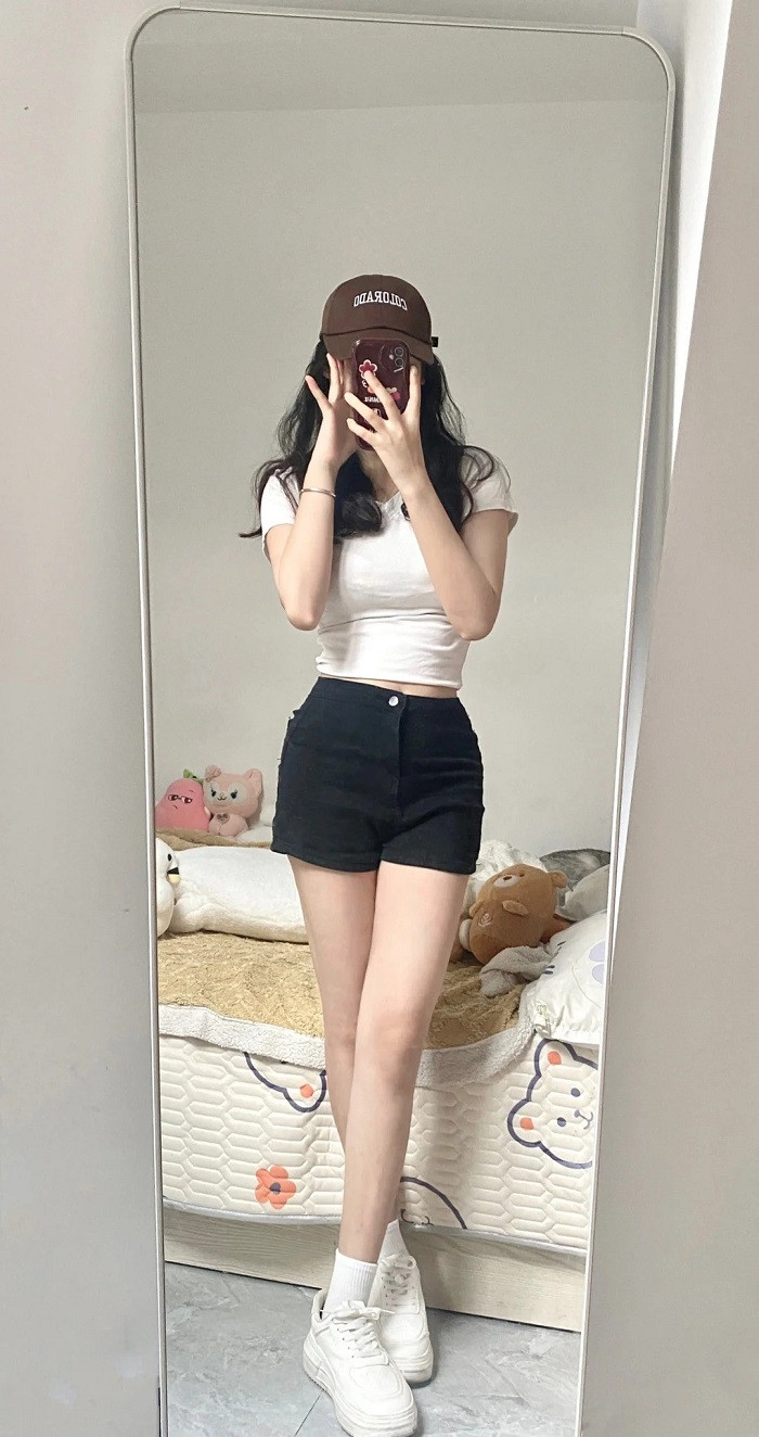 99+ Ảnh gái xinh che mặt bằng điện thoại không thể rời mắt
