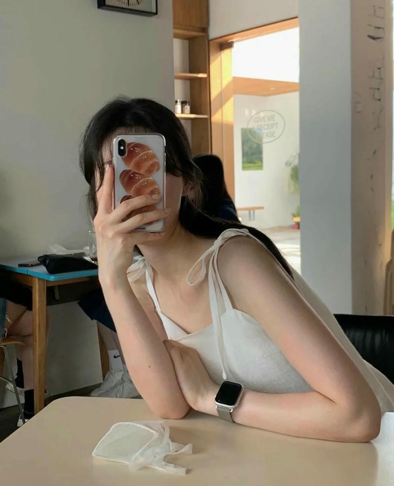 Gái xinh che mặt với chiếc áo trắng