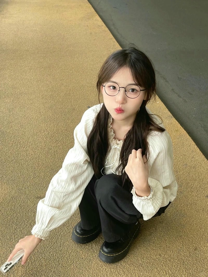 Gái xinh đeo kính dễ thương