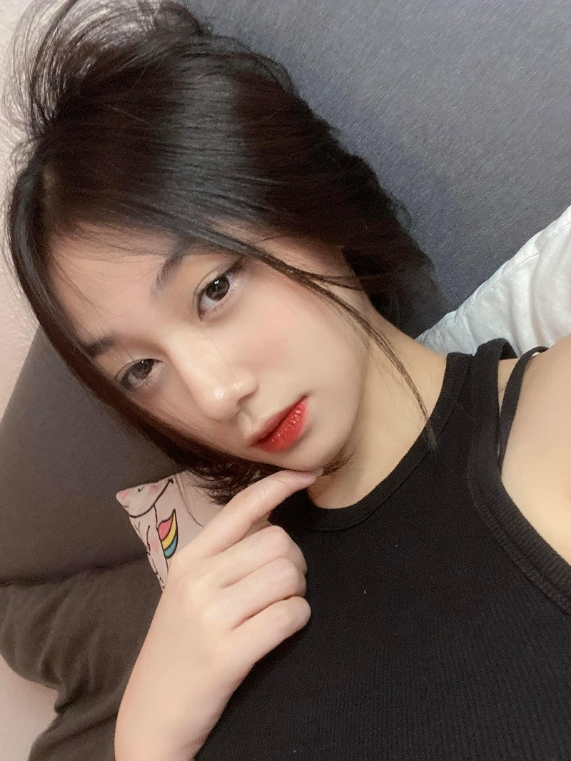 gái xinh tiktok với pose dáng dễ thương