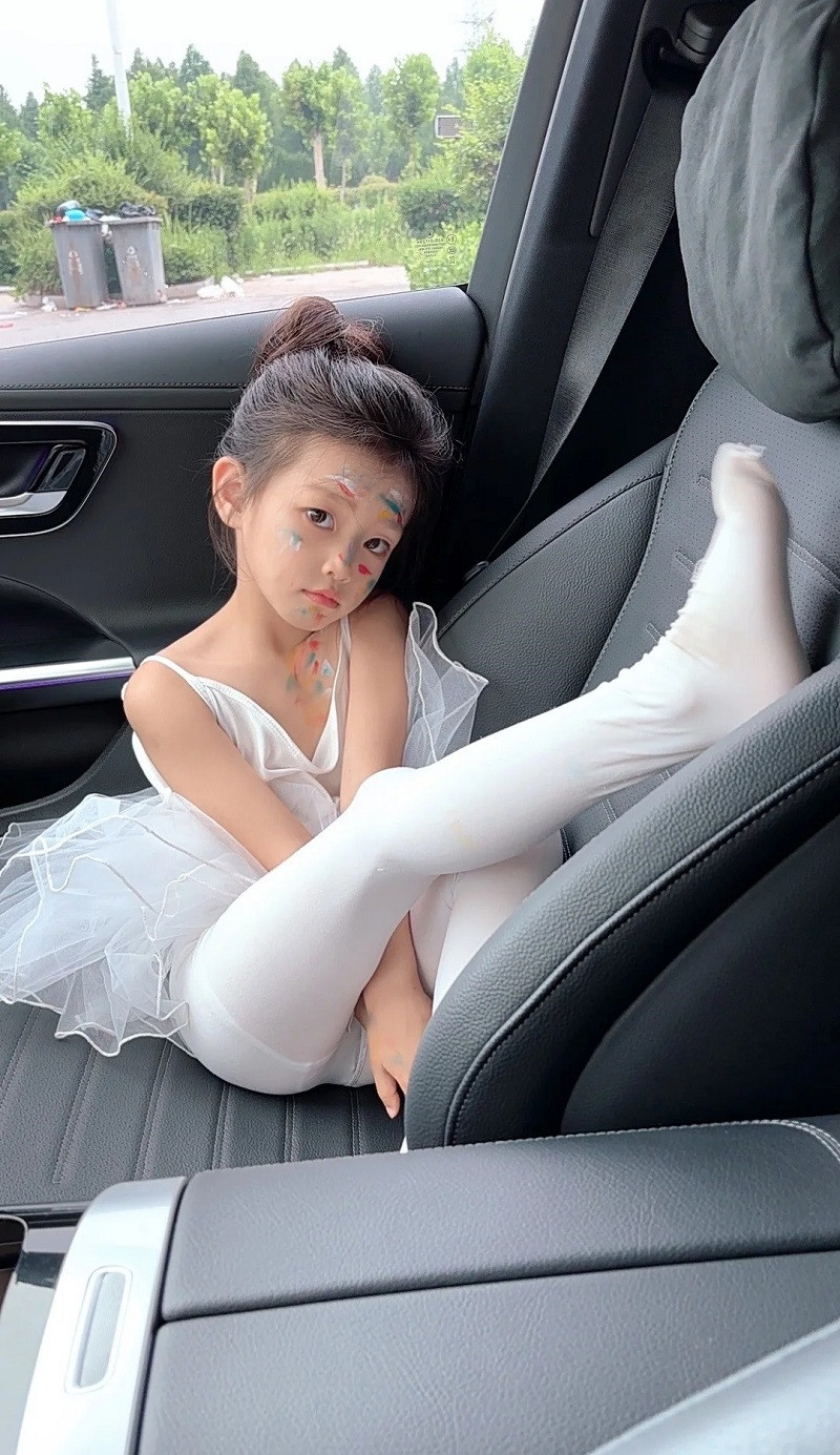 Bộ 125+ ảnh bé gái xinh xắn với thần thái hồn nhiên