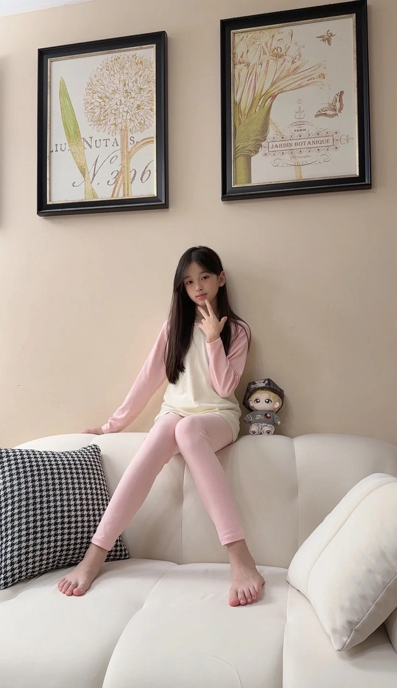 Bộ 125+ ảnh bé gái xinh xắn với thần thái hồn nhiên