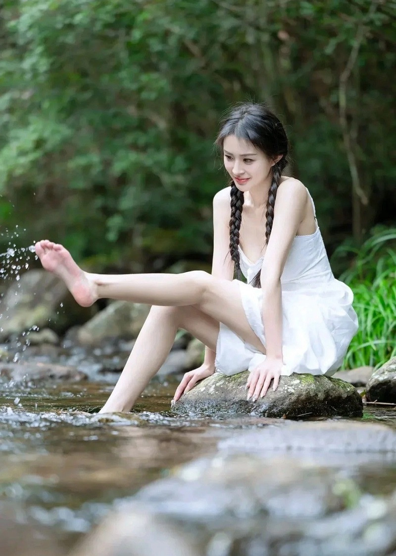 Hình ảnh cô gái xinh đẹp tắm suối sống động
