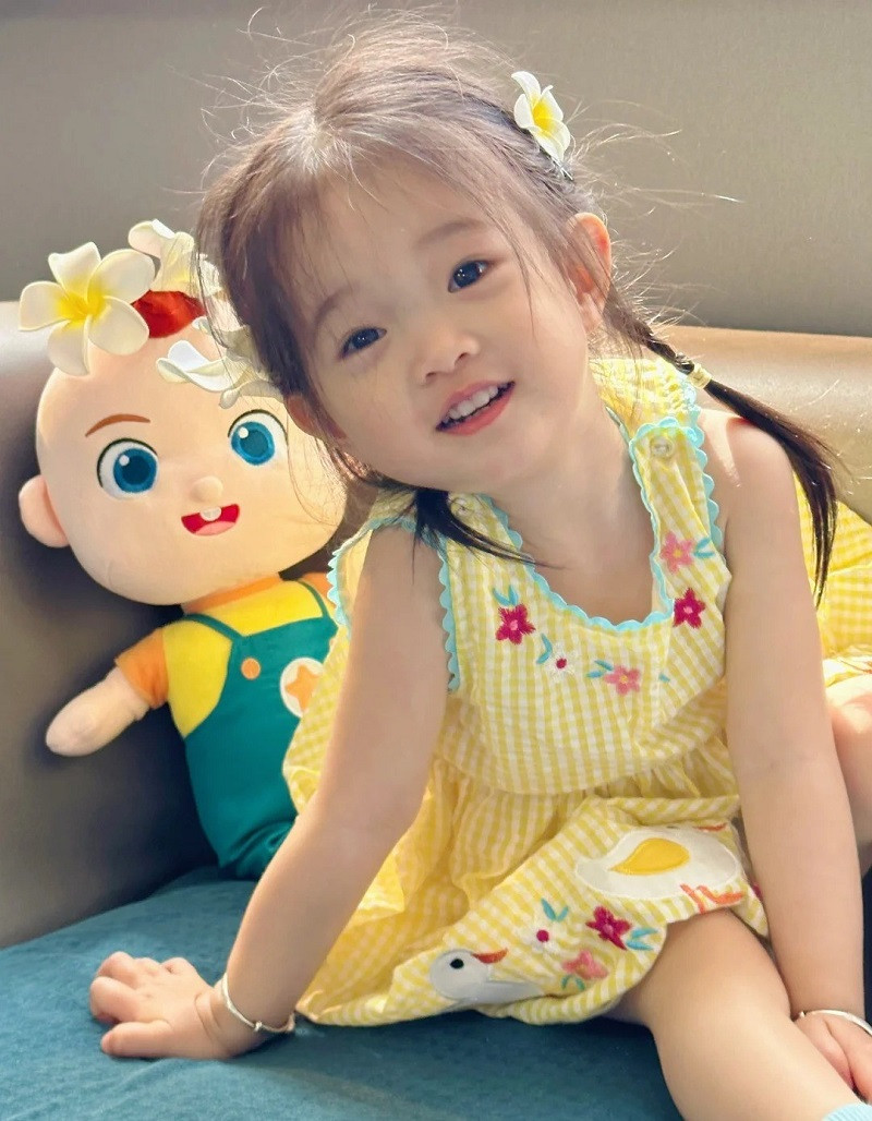 Bộ 125+ ảnh bé gái xinh xắn với thần thái hồn nhiên