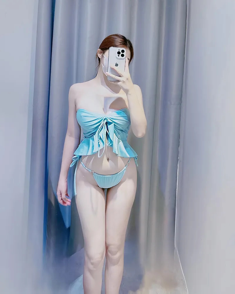 Hot girl trầm tính mỏ hỗn thu hút.