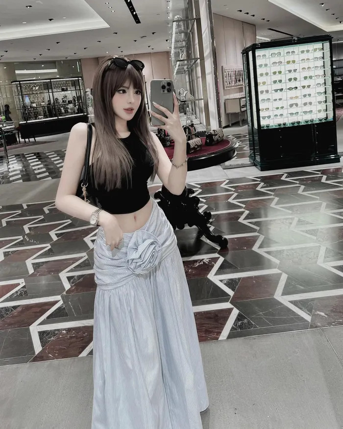 Mai Phương Bùi trong bộ váy trắng dịu dàng