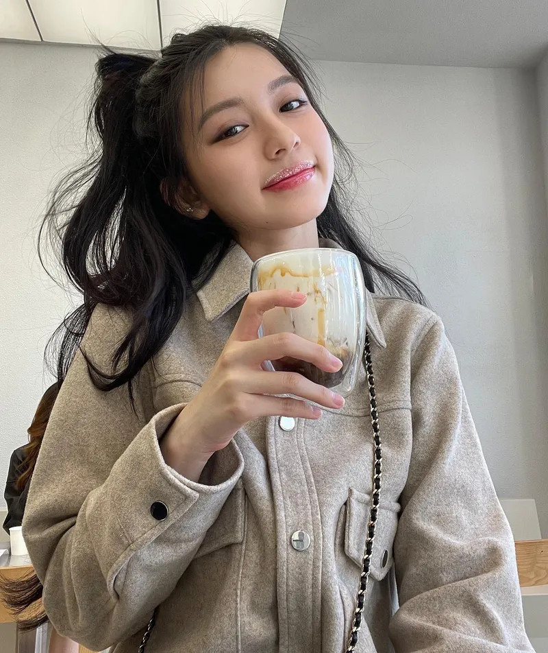 Nguyễn Ngọc Phương Vy Bâu nổi bật với điệu bộ tự tin
