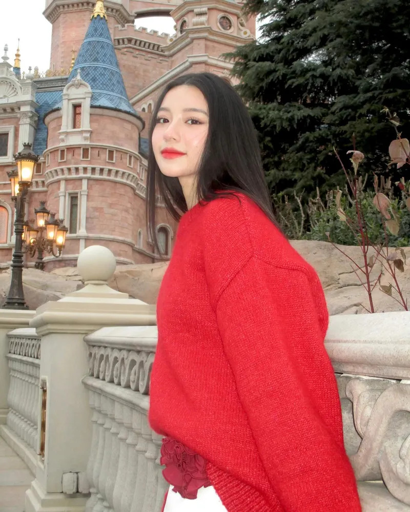 Nguyễn Ngọc Phương Vy ôm búp bê Mickey, tạo điểm nhấn đáng yêu