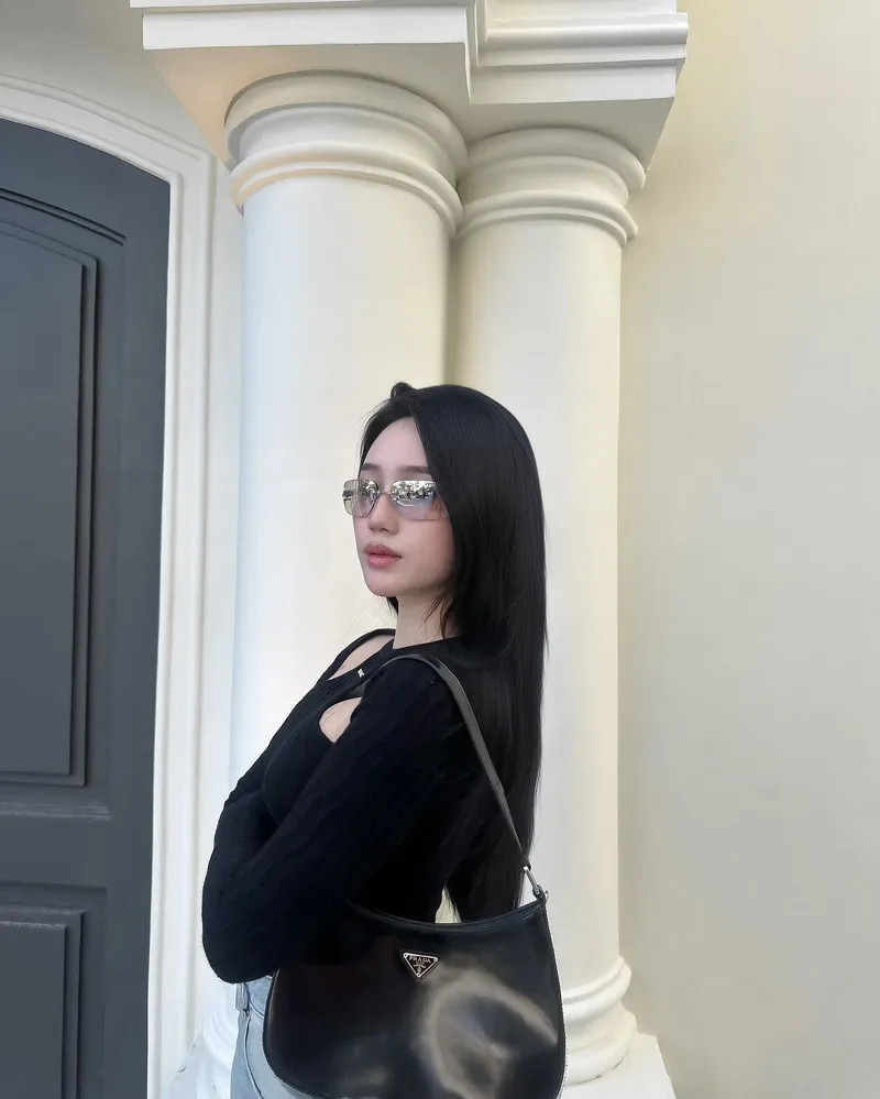 Phạm Châu Hồng Vân trong trang phục áo đen