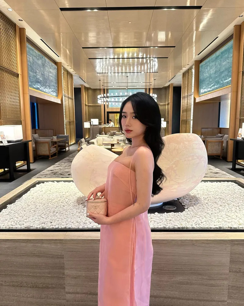 Phạm Châu Hồng Vân váy hồng