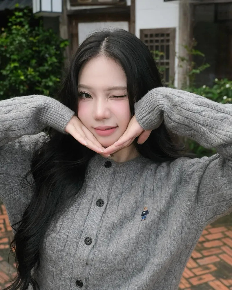 Uyên Vy chụp ảnh selfie