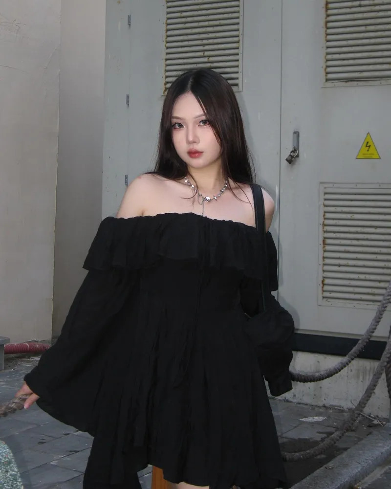 Uyên Vy diện đầm đen