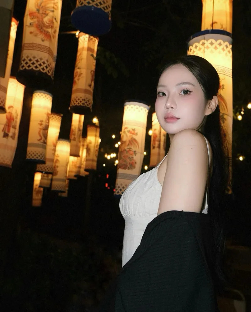 Uyên Vy tạo dáng chuyên nghiệp