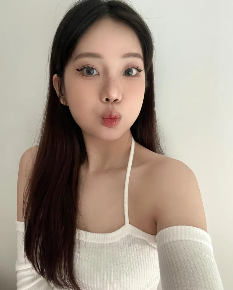 Uyên Vy trong trang phục dạ hội